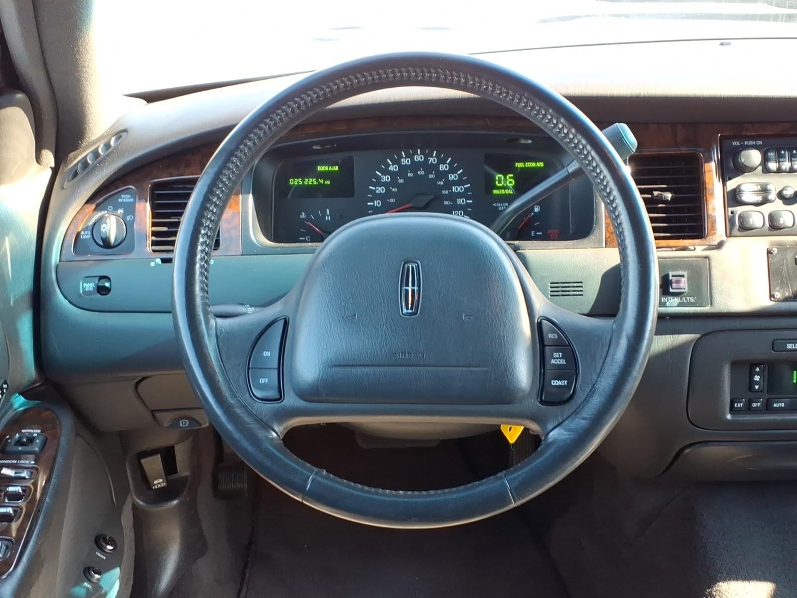 1999 Lincoln Town Car EXECUTIVE